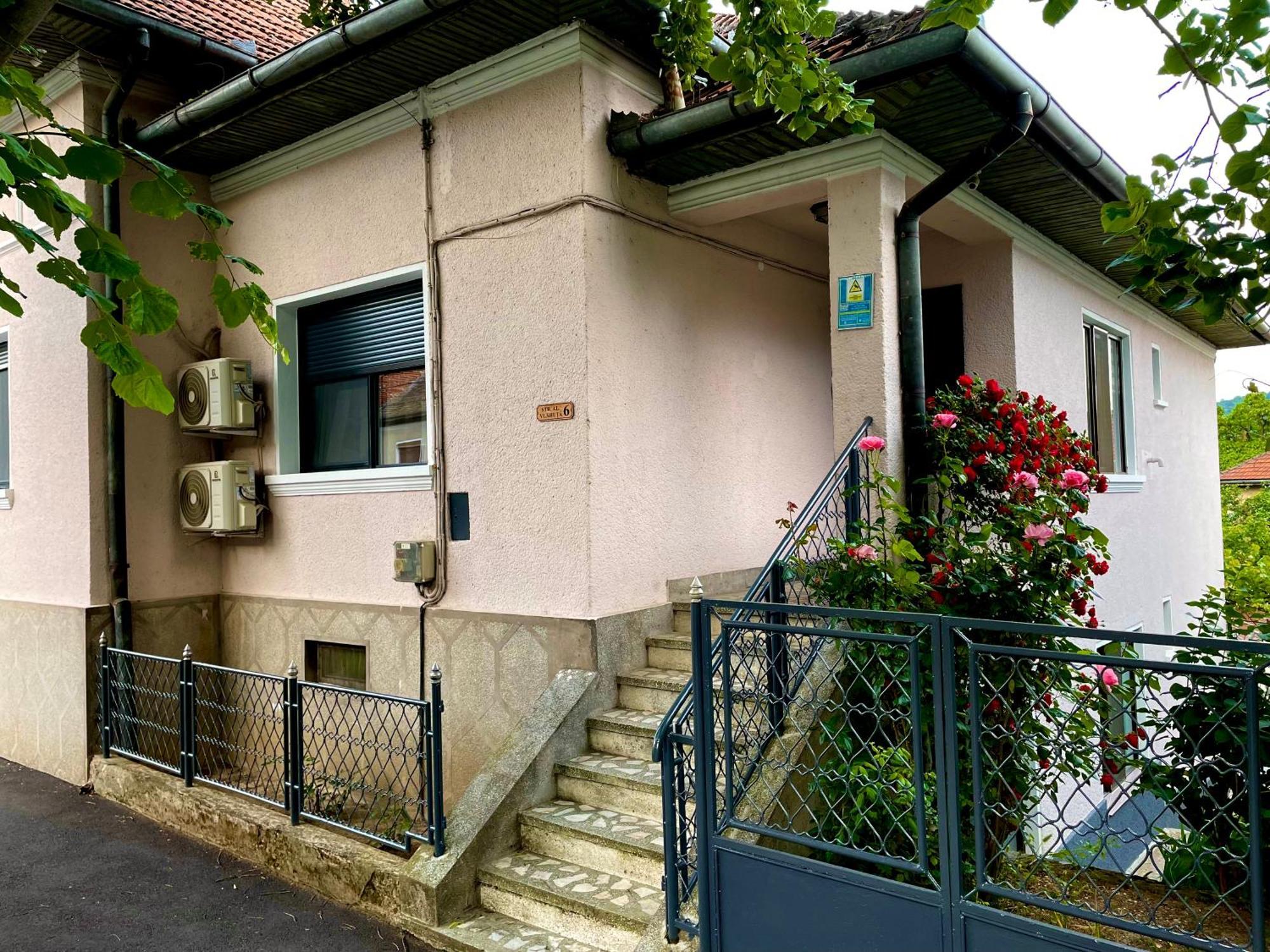 Holiday Home Esku Оршова Экстерьер фото